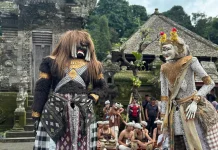 Penglipuran Rayakan Imlek dengan Barong Landung